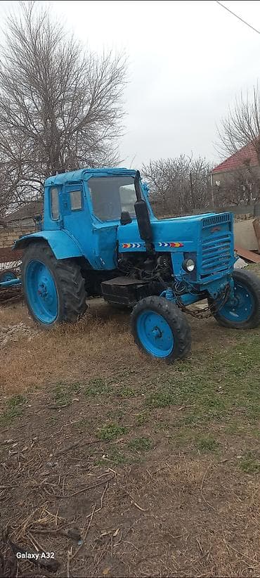 Mavi rəngli təkərli kənd təsərrüfatı traktoru. - Kabinli, ön və arxa lalafo.az -da Mavi rəngli təkərli kənd təsərrüfatı traktoru. - Kabinli, ön və arxa