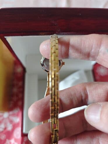 купить золотые часы бу: Hədiyyəlik Qadın qol saatı – qızılı rəng, daş bəzəkli hədiyyə qabında — 8