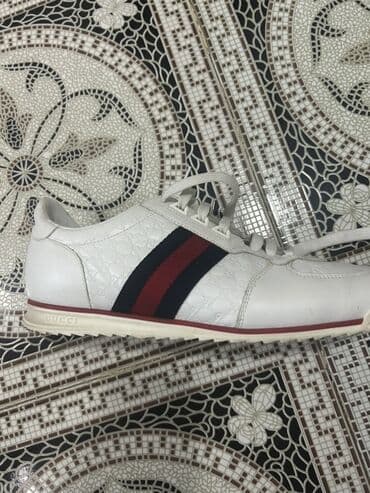 Səndəl və şəp-şüplər: Gucci kişi krossovkası – ağ dəri, monoqram GG naxışlı panellər. - — 2