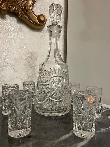 Kəsme naxışlı şüşə dəst - Tərkibi: 1 ədəd mantarlı qrafin və 6 ədəd