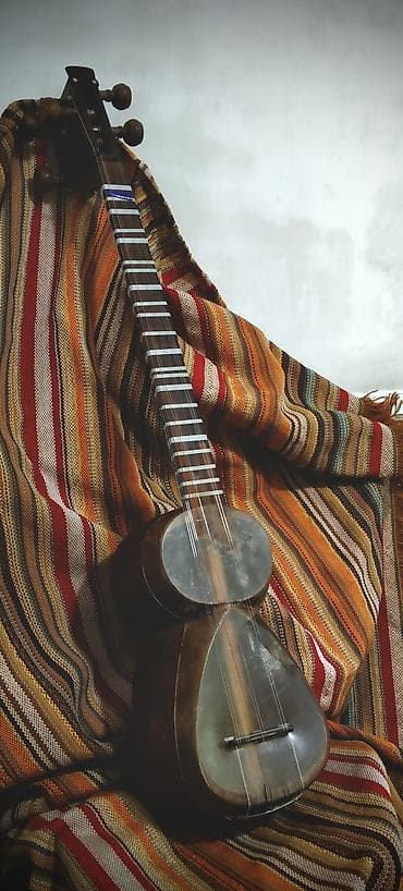 Musiqi alətləri: Tar səsləndirən simli musiqi aləti professional tardı. səhnələr və — 10
