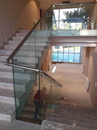 toxunma tutacaqlar: Şüşə və metal elementlərdən ibarət müasir üslubda hazırlanmış pilləkən — 4