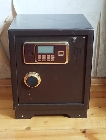 seyfi: Elektron kodlu seyf. Möhkəm metal korpusa malikdir və qapı hissəsində — 1