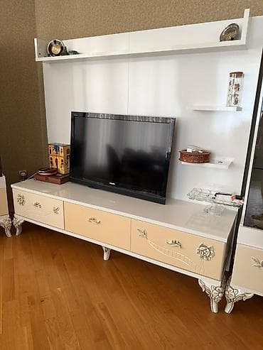 eboksit satilir: Şəkildə olanlar hamısı bir satılır. 500 AZN Televizor və Soyuducu — 1