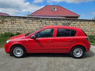 Opel Astra H hatchback – parlaq qırmızı rəngdə, 5 qapı. Texniki