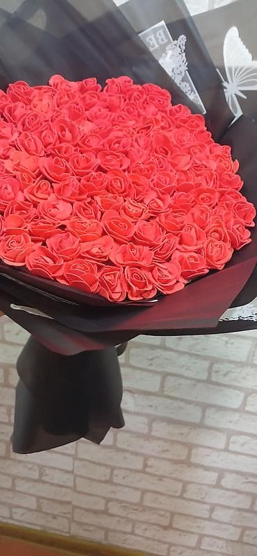 Qırmızı güllərdən iri buket - Tərkib: sıx şəkildə düzülmüş onlarla
