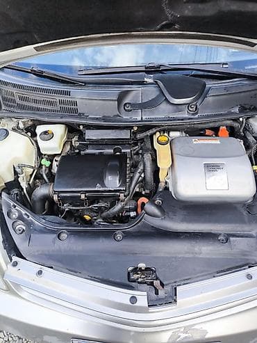 Продажа авто: Toyota Prius, gümüşü rəng, 5 qapılı hibrid hetçbek. Texniki — 6