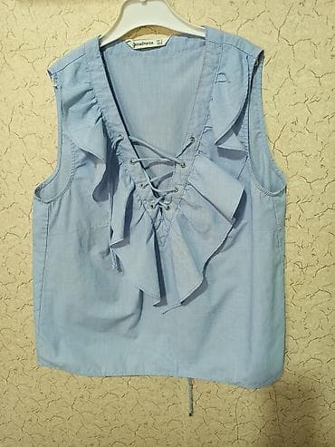 şort: Stradivarius qadın bluzası - Model: qolsuz, V kəsimli - Rəng: açıq — 1