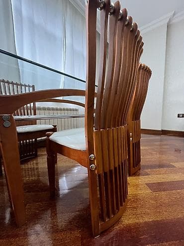 masa 2ci əl: Shusheli stol 6 stul ile
ishlenib,veziyyeti 8/10 — 5