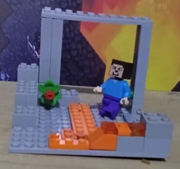 Minecraft Lego dəsti, personajlar və elementlərlə. Dəstdə personaj — 1