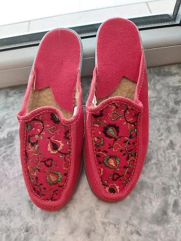 Qış üçün təzə geyinilməmiş yun ev domaşniki