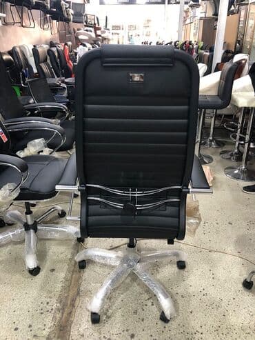офисные кресла: Новый, С колесиками, Рукояти не регулируются, Кожа — 4