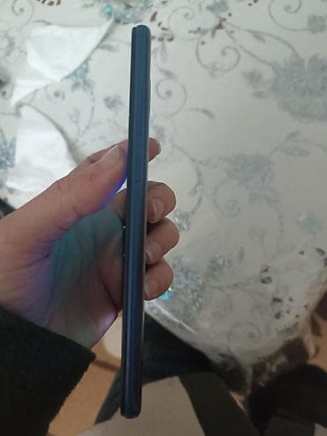 Ekranında çat var işləməyə mane yaratmır başqa problemi yoxdur