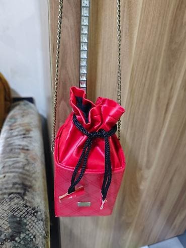 hesir sumka: Biri 8 manat. 3 sumkadan başqa, qalanlarının her biri 8 manat — 7