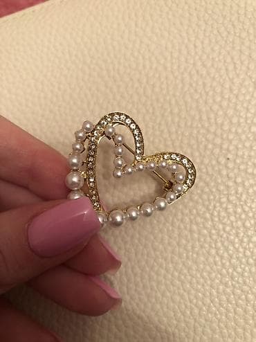 Qızılı rəngli ürək formalı bəzək sancağı Həzi Aslanov metrosunun — 1