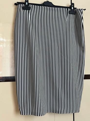 женские деловые костюмы: Qara rəngli, üçdə bir qollu bluz və zolaqlı ətəkdən ibarət dəst — 4