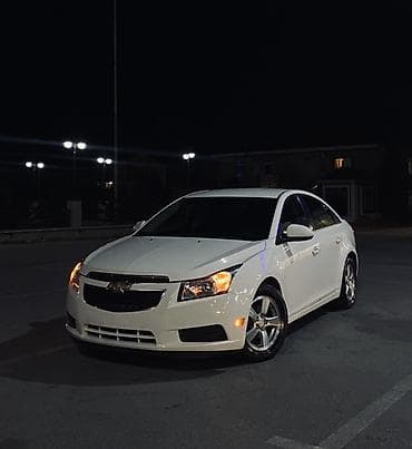 diffuser satisi: Chevrolet Cruze sedan – ağ rəng, benzinli, avtomatik ötürücü. Əsas — 5