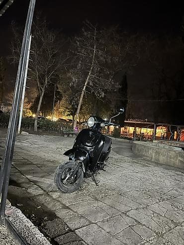 disk kalpak: Şəhər içi rahat hərəkət üçün qara rəngli skuter. Texniki — 3