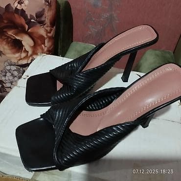 Босоножки, сандалии, шлепанцы: Dördkünc burunlu, qara rəngdə hündürdaban mules. Üst hissəsi büzməli — 1