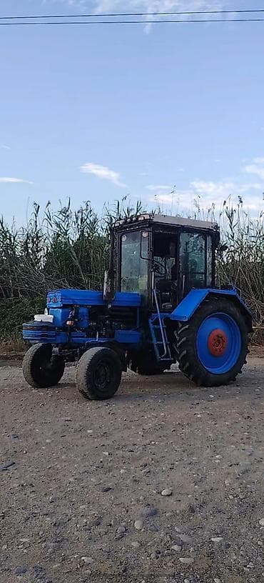 2 el traktör: Traktor – mavi rəngli, kabinəli, ön təkərli ötürücülü (2WD) Texniki — 3