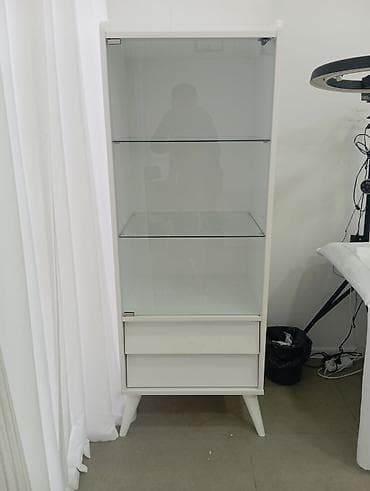 Şüşəli dolab vitrini