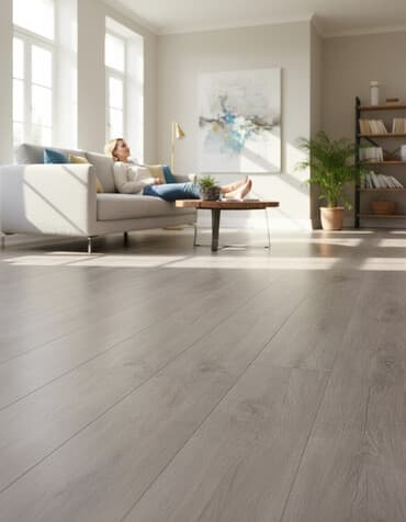 laminat 2020: Açıq boz rəngdə, taxta görünüşlü laminat döşəmə. Döşəmə, ev və ya ofis — 1