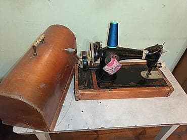 modelka maşınlar: Antik mexaniki tikiş maşını – taxta baza və qapaqla - Korpus: qara — 2