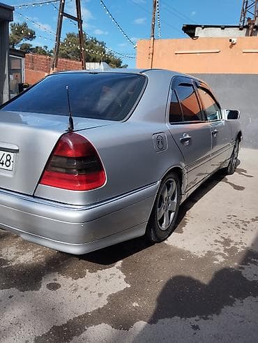 vaz 2107 qapi: Mercedes-Benz C-Sinfi (W202) sedan, gümüşü rəng. - Kuzov: 4 qapılı — 2