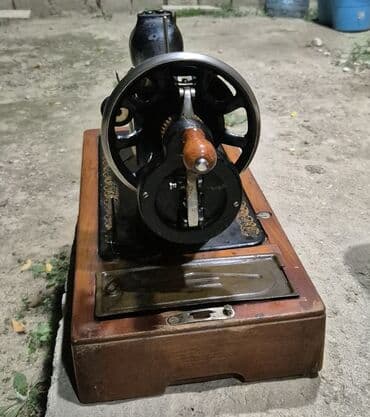 Lincoln: Məhsul: Köhnə tip əl fırladılan tikiş maşını və taxta daşıma qutusu — 2