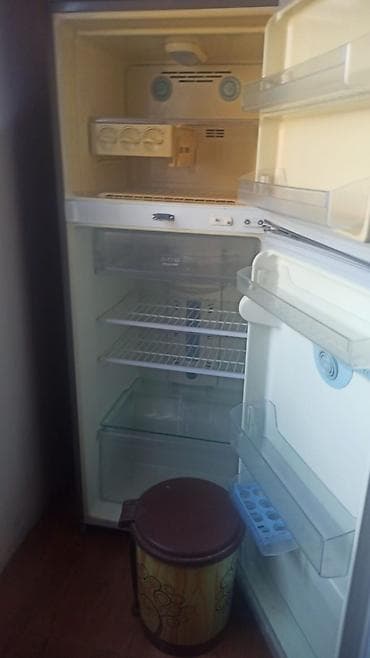 İkiqat qapılı soyuducu (yuxarıda dondurucu, aşağıda əsas kamera) - — 2