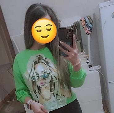 dini geyim: Qadın svitşörtü – parlaq yaşıl rəngdə, ön hissədə iri ölçülü, eynəkli — 1