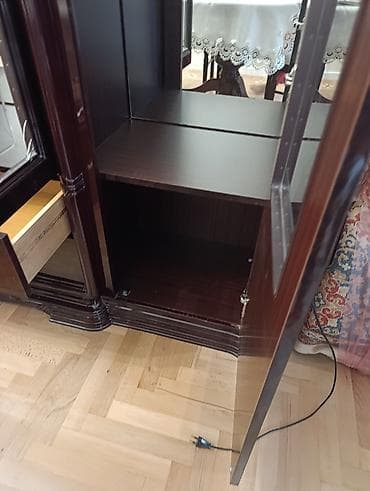 pol taxtasl: Klassik vitrin/dolu bufet - Material: tünd qəhvəyi ağac fakturalı — 3