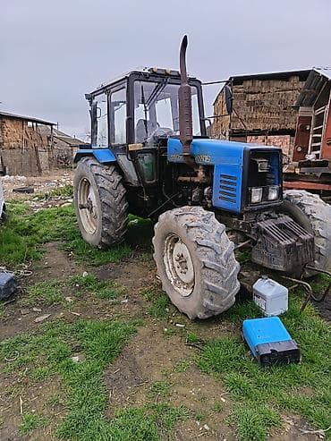 w211 güzgü: Belarus 1221.2 traktor - Güclü dizel mühərrik, ön egzoz borusu və — 2