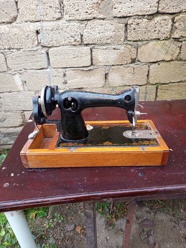 Qədim xalçalar: Mexaniki tikiş maşını – klassik, əl qolu ilə idarə olunan model. 60 — 2