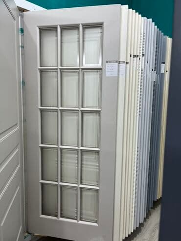 Ağ rəngdə, 15 şüşə paneli olan daxili qapı. Bu qapı evinizə zəriflik