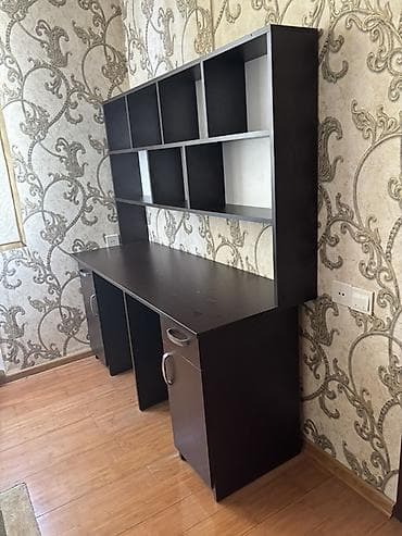 Düz masa, Stulsuz, Polkalı, Siyirməli, Sadə laminat — 3