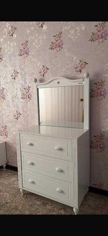 Qız üçün, Təknəfərlik çarpayı, Komod