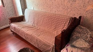 oturaca: Taxta karkaslı, klassik dizaynlı üçnəfərlik divan. Xüsusiyyətlər: - — 1