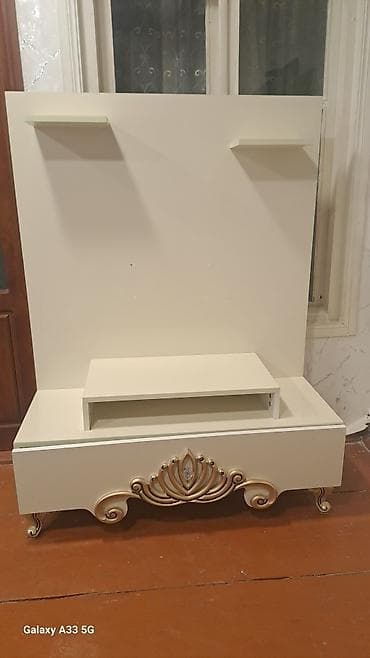 İşlənmiş, Düz TV altlığı, Polkalı, Laminat