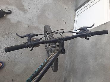 dağ velosipedi: Specialized markalı dağ/şəhər tipli velosiped. Qara rəngli çərçivəyə — 4