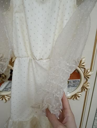 женские классические туфли на танкетке: Ağ rəngdə zərif qadın donu - Model: dizüstü uzunluqda, A-kəsim siluet — 2