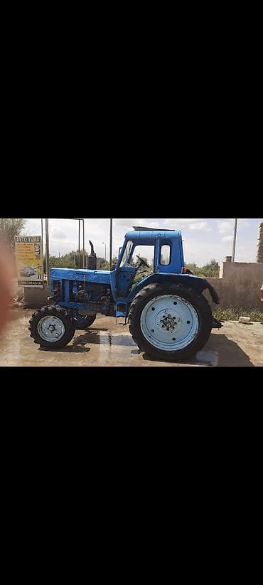 Mavi rəngli dörd təkərli traktor Xüsusiyyətlər: - Kabinli