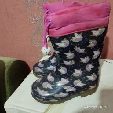 Uşaq üçün yağış çəkmələri - Material: suya davamlı rezin gövdə