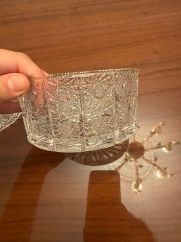 xrustal armudu: Şəffaf şüşədən hazırlanmış, qapaqlı, dairəvi formada qab. Qabın səthi — 3