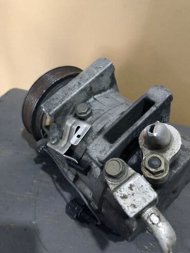 kampresor: Gümüşü rəngdə, dairəvi formalı, avtomobil kondisionerinin kompressoru — 2