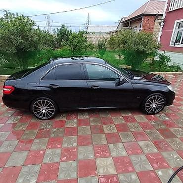 015 diskleri: Mercedes‑Benz E‑Class sedan (W212), qara rəng. - Kuzov: 4 qapılı — 4