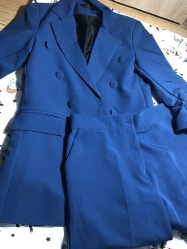 Mavi qadın kostyumu – iki parçalı dəst: - İkiqat düyməli, quruplu lalafo.az -da Mavi qadın kostyumu – iki parçalı dəst: - İkiqat düyməli, quruplu