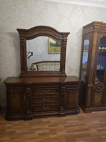 Klassik üslubda dəbdəbəli güzgülü konsol/bufet - Material: tünd qoz lalafo.az -da Klassik üslubda dəbdəbəli güzgülü konsol/bufet - Material: tünd qoz