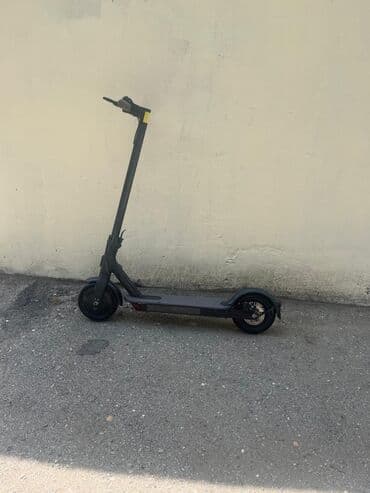 sukuturlar: Qara rəngli elektrik skuter, şəhər daxilində rahat hərəkət üçün — 4