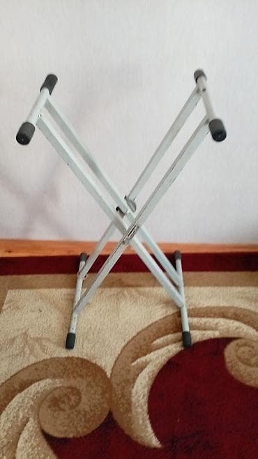 sintezator: Dəmir çərçivəli, qatlanan “X” formalı dayaq/altlıq. - Material: metal — 1